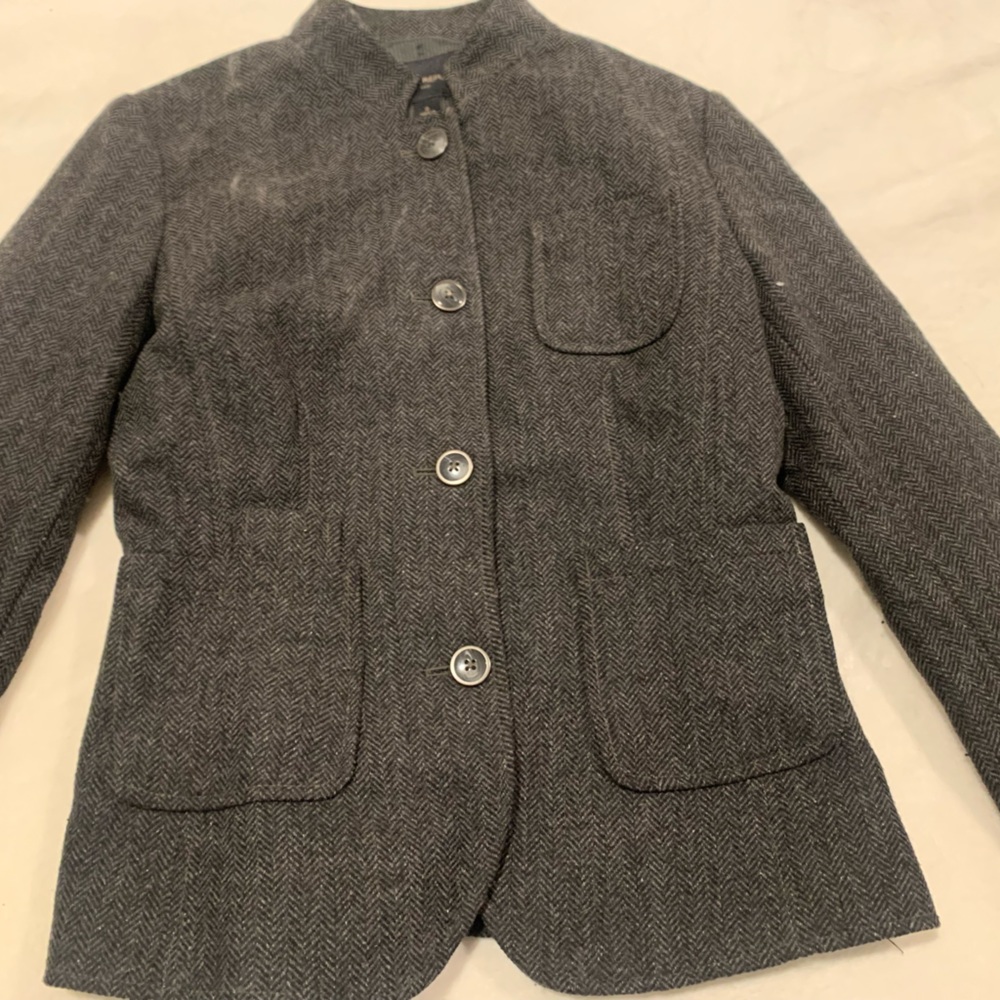 A grey banana republic blazer and it a size 0 in woman
